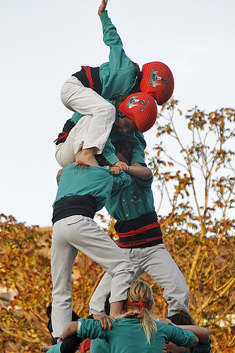 Castellers colaborant i amb confiança